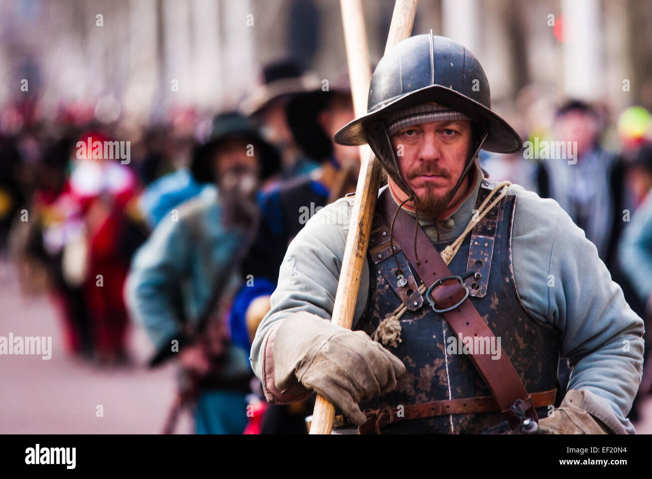 Londres, Royaume-Uni. 25 janvier, 2015. Chaque année le dernier dimanche de janvier histoire enthusiatsts adopter de nouveau l'armée du roi le long de l'itinéraire parcouru par le Roi Charles I le matin du 30 janvier 1649, à partir de la Palais St James à la maison des banquets de Whitehall, où il a été exécuté. Pour éviter la fermeture de Whitehall, la parade du trafic se termine maintenant sur Horse Guards Parade. Crédit : Paul Davey/Alamy Live News Banque D'Images