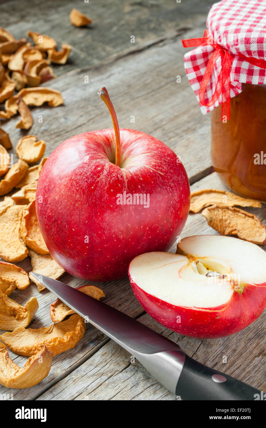 Des tranches de pommes séchées, pomme fruit et confiture sur la table de cuisine Banque D'Images