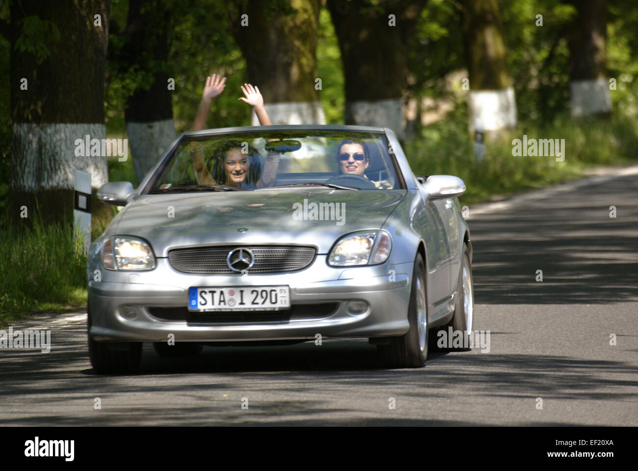 Zwei Junge Frauen Unterwegs In Einem Offenen Mercedes Slk Cabriolet Roadster Landstrasse Reise Modellfreigabe Photo Stock Alamy