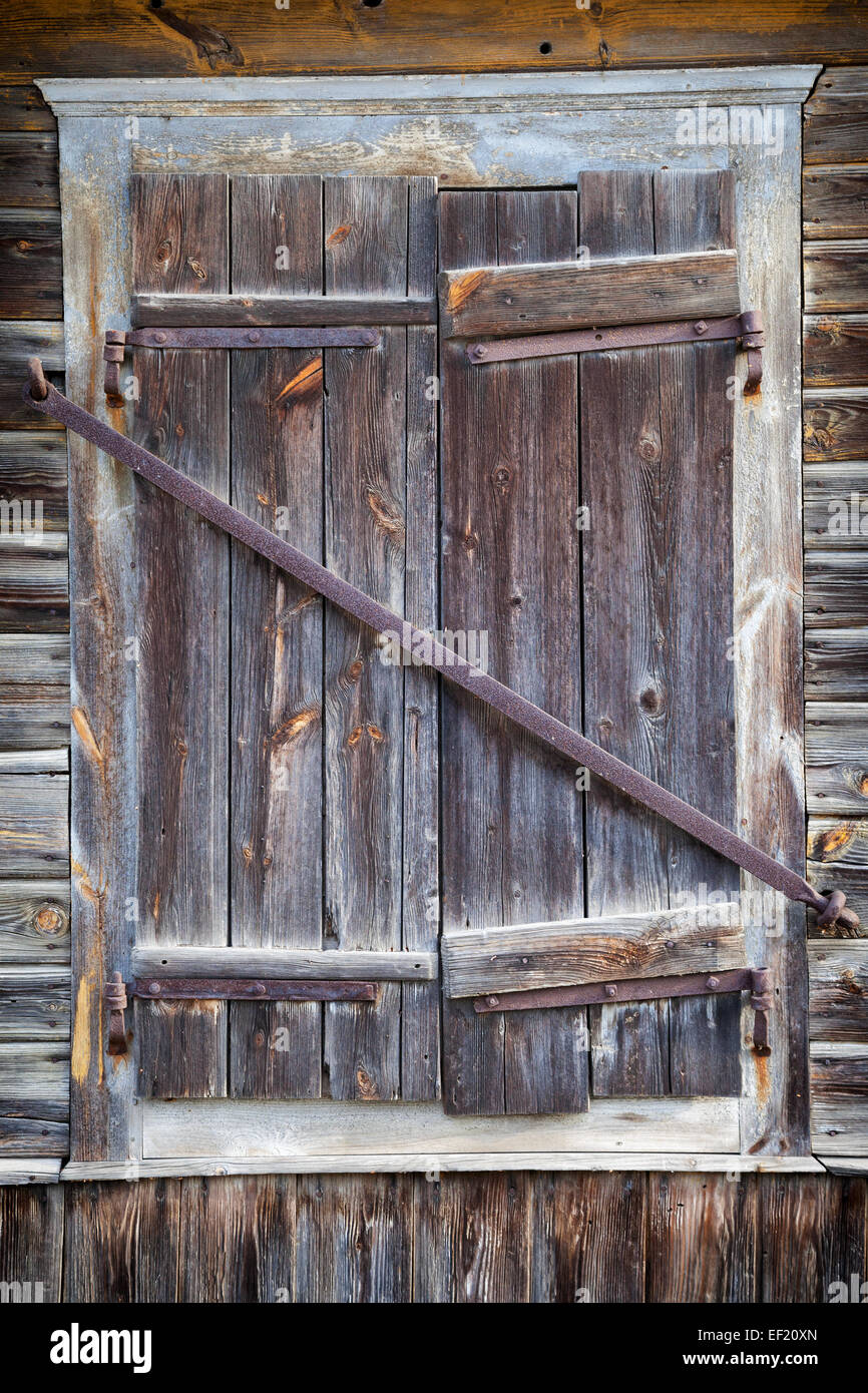 La fenêtre fermée de rustique de vieille maison de bois Banque D'Images