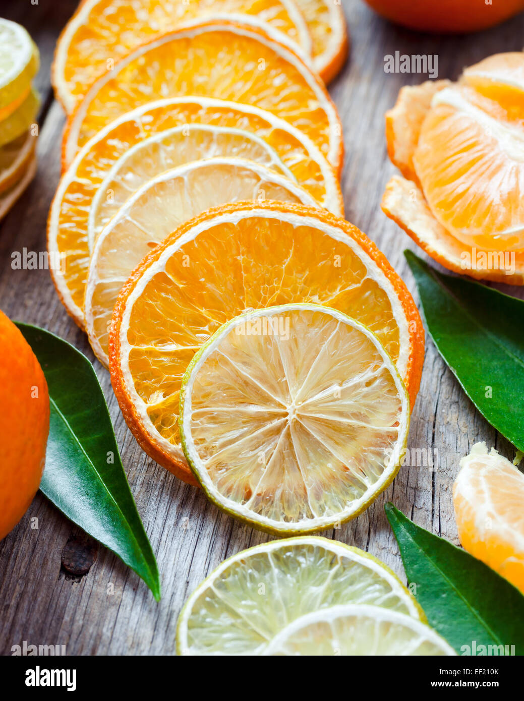 Les tranches de citron et d'orange séchée, ripe tangerines sur la vieille table en bois. Banque D'Images