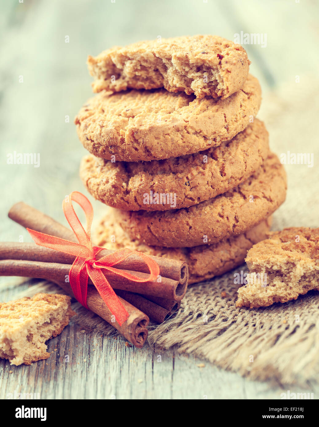 Les cookies d'avoine fait maison et des bâtons de cannelle sur l'ancienne table Banque D'Images