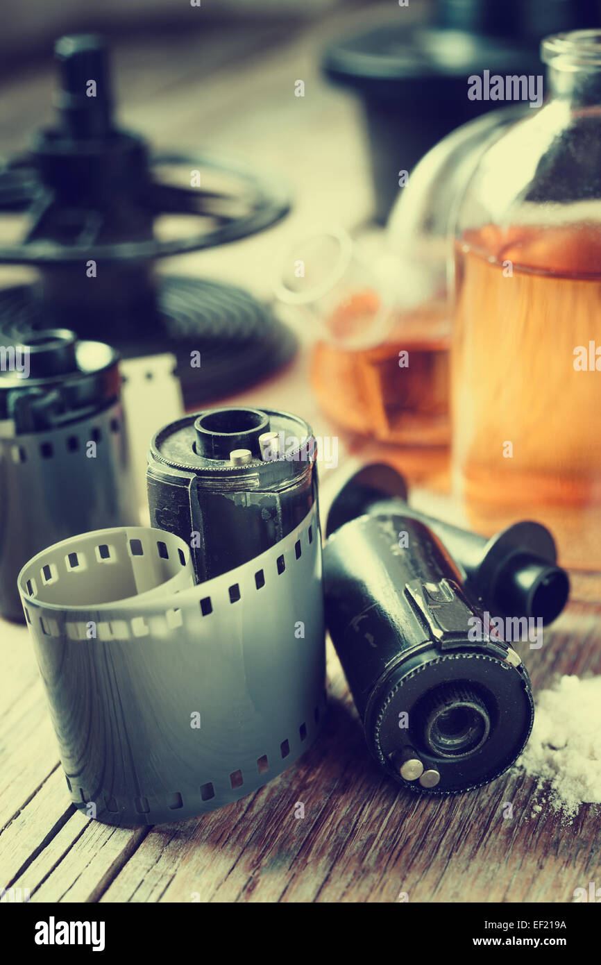 Vieille photo, les rouleaux de film, cassette et réactifs chimiques pour un film photographique. Vintage stylisée. Banque D'Images