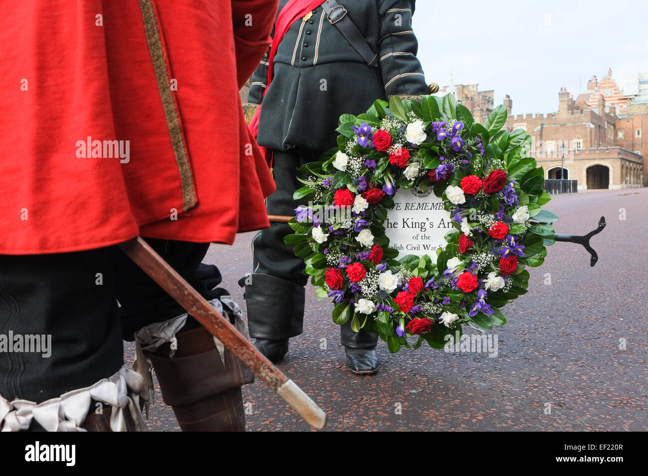 Westminster, London, UK. 25 janvier 2015. Une procession a lieu le long du Mall à Horse Guards Parade et sur Whitehall commémorant l'exécution du roi Charles 1er en 1649, une couronne est mis à l'extérieur de la Banqueting House sur Whitehall. Crédit : Matthieu Chattle/Alamy Live News Banque D'Images