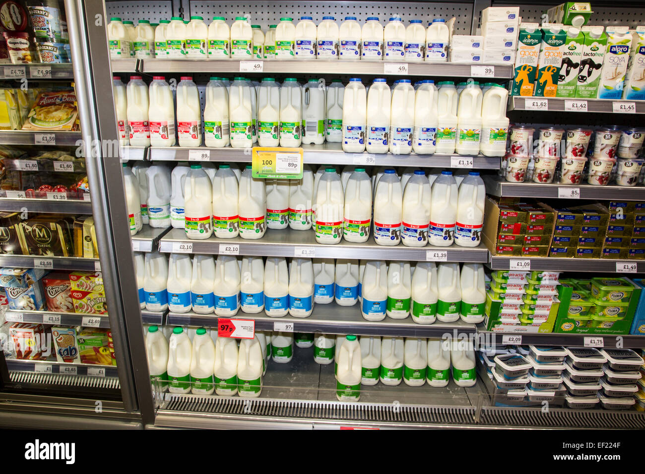 Peu de lait au supermarché Morrisons Banque D'Images