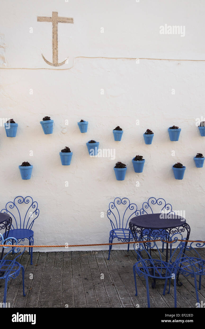 Pots de fleurs bleu avec croix et terrasse, dans village blanc de Mijas, Andalousie, Sud de l'Espagne. Banque D'Images