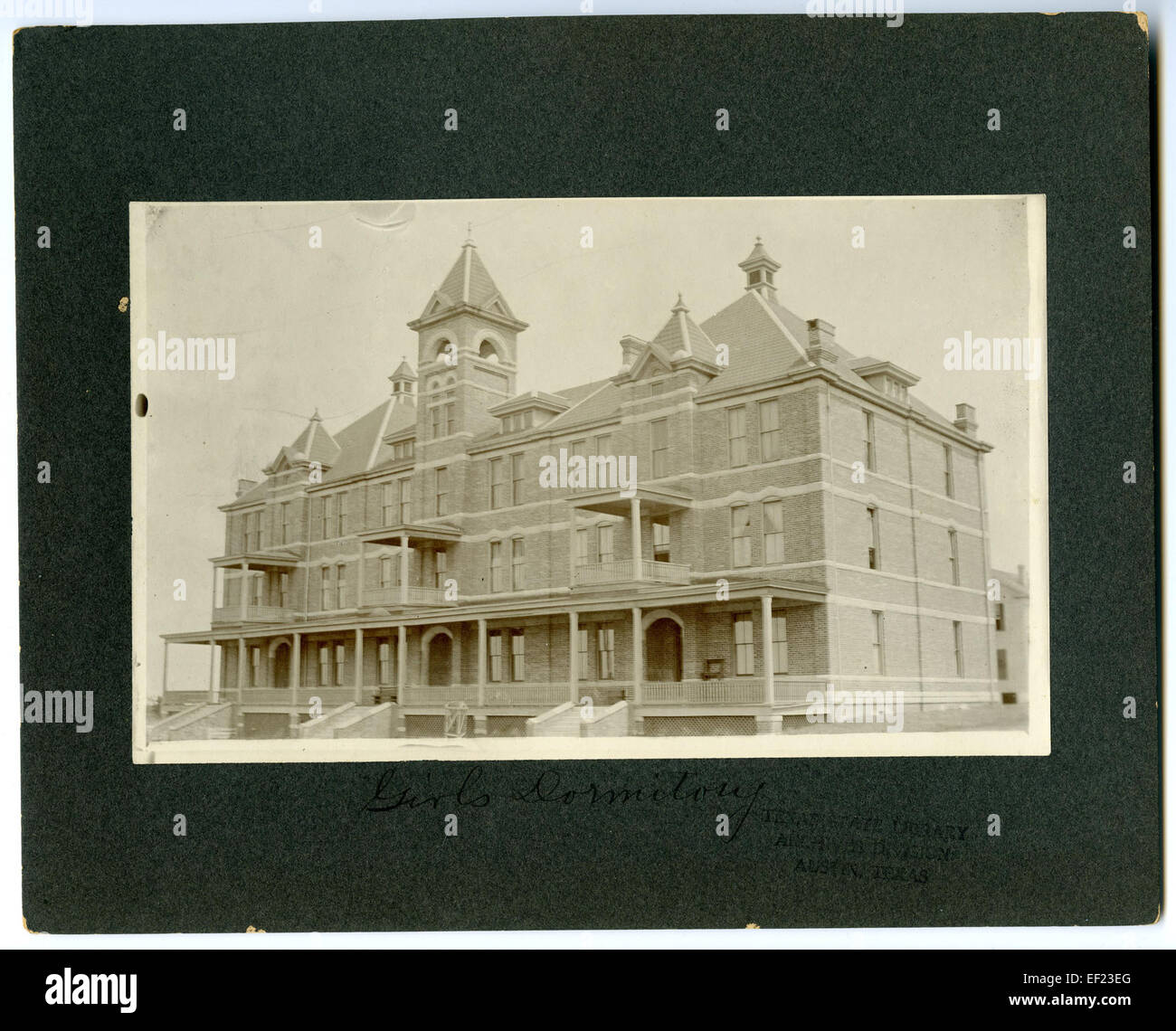 Le dortoir pour filles du Texas State College of Industrial Arts, aujourd'hui Texas Woman's University, est un bâtiment historique dédié à fournir des installations résidentielles pour les étudiantes. Le dortoir reflète le rôle de l'institution dans l'enseignement supérieur des femmes au Texas. Banque D'Images
