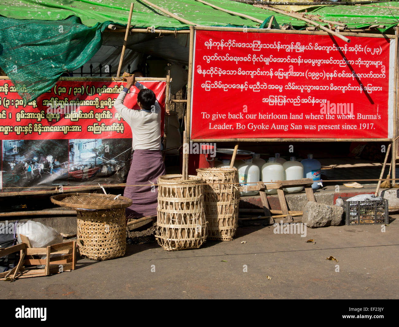 Les résidents de protester contre les conflits fonciers dans la région de Yangon, Myanmar Banque D'Images