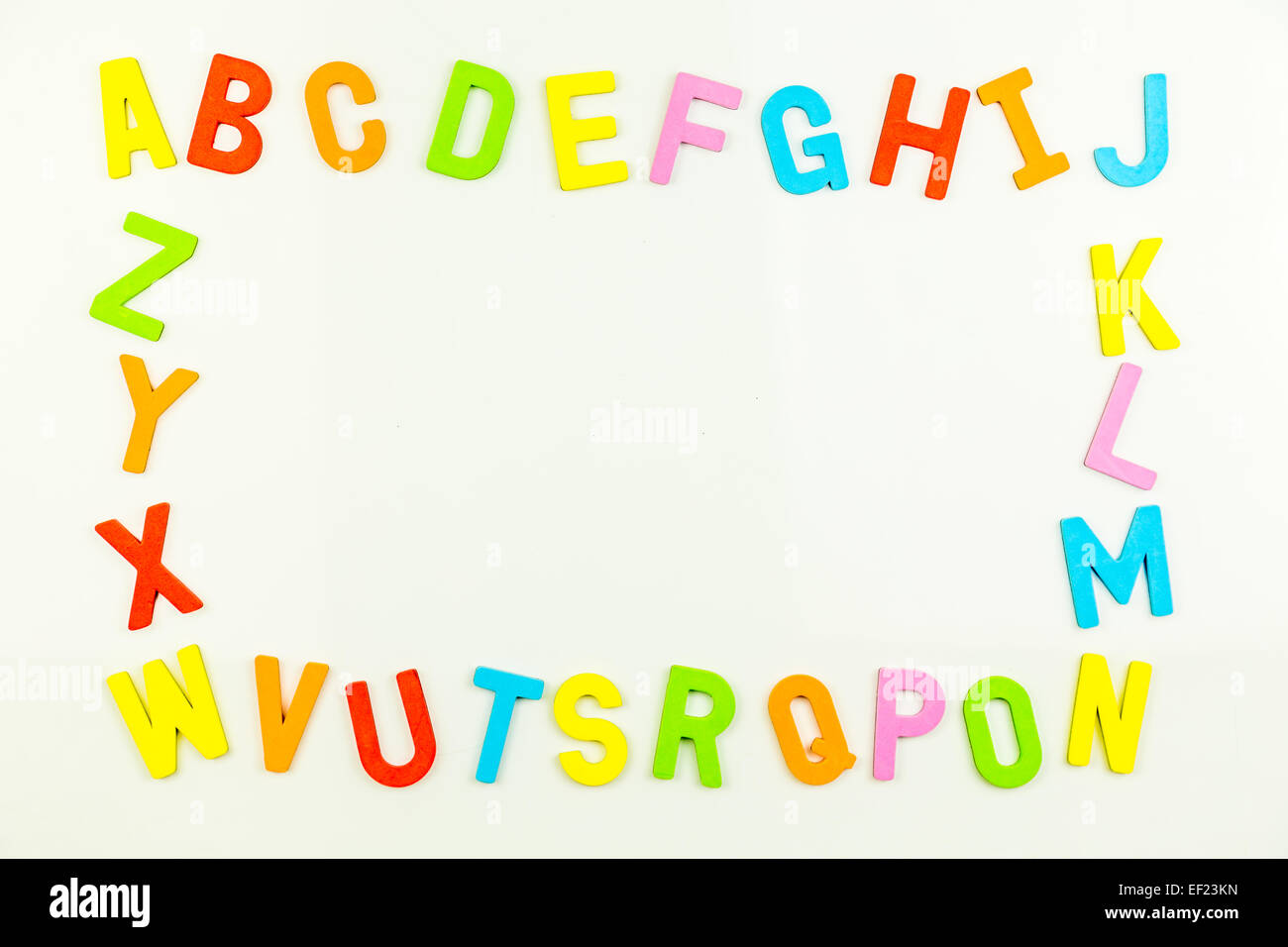 Cadre d'aimants alphabet coloré sur un tableau. Banque D'Images