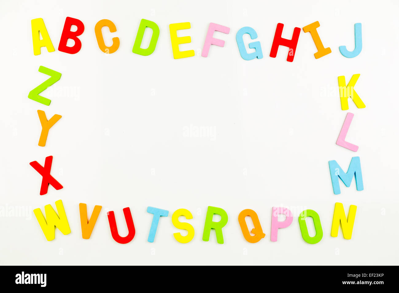 Cadre d'aimants alphabet coloré sur un tableau. Banque D'Images