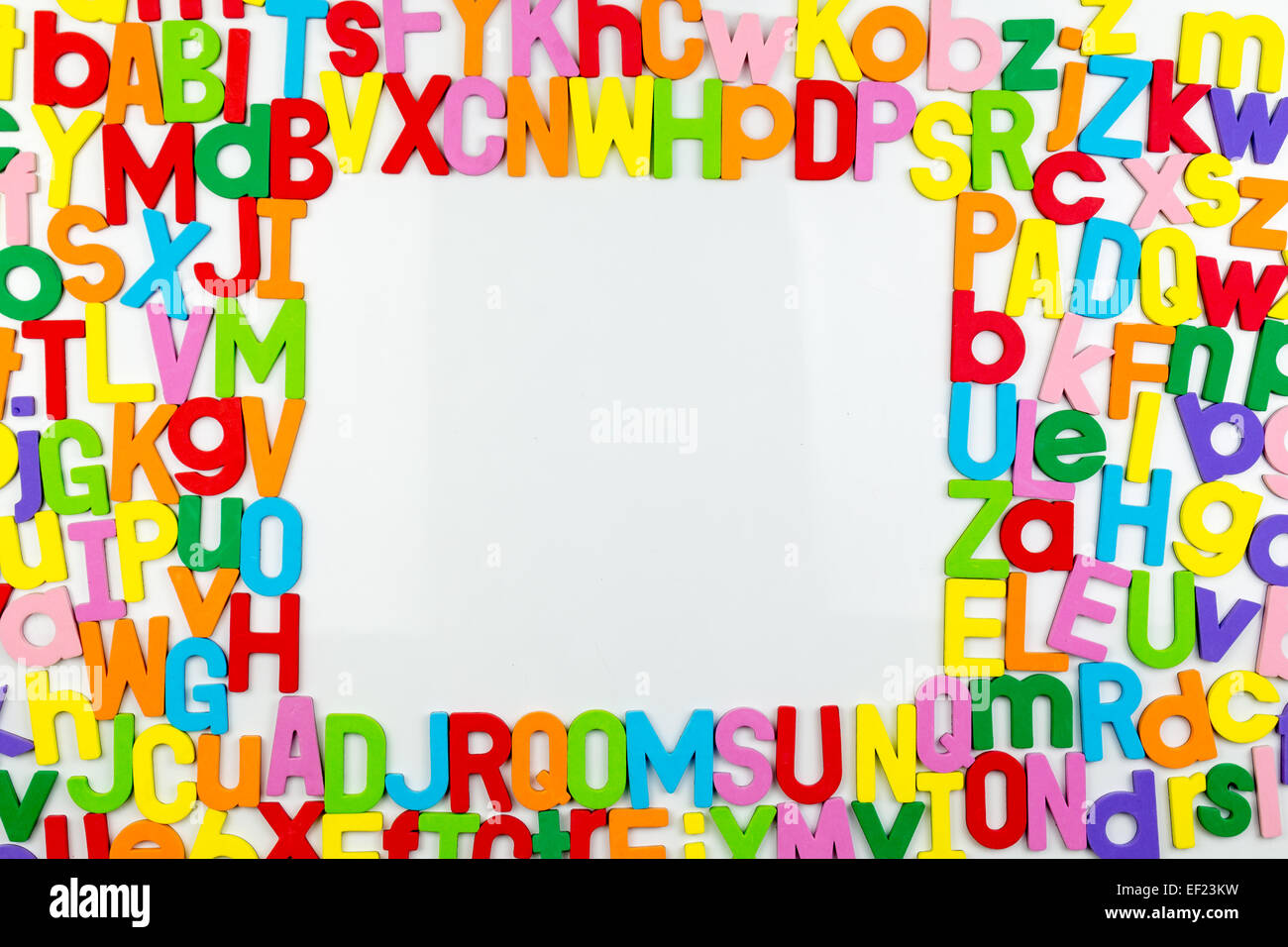 Cadre d'aimants alphabet coloré sur un tableau. Banque D'Images