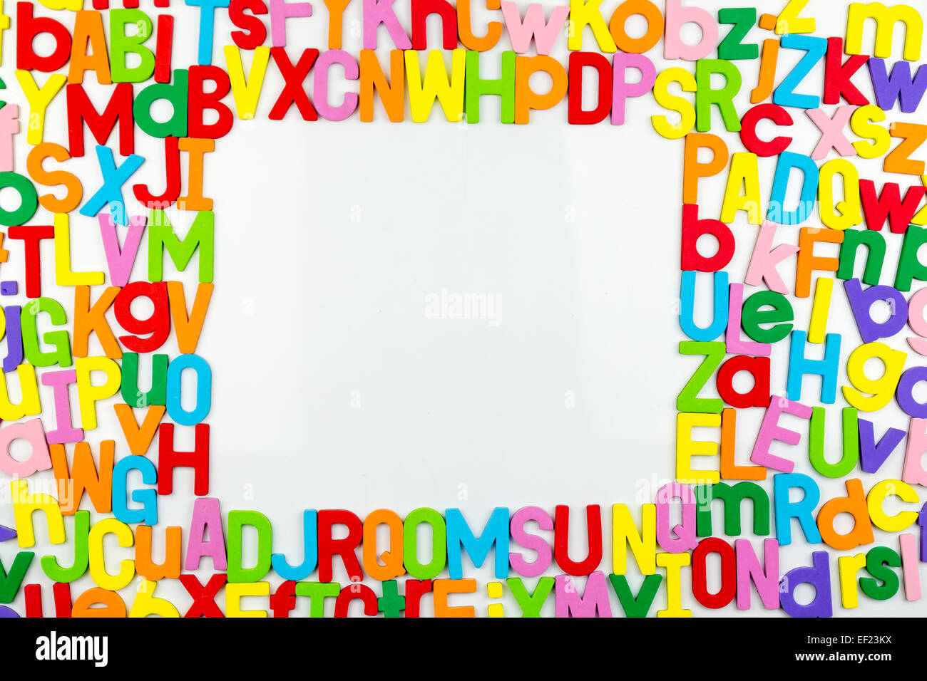 Cadre d'aimants alphabet coloré sur un tableau. Banque D'Images