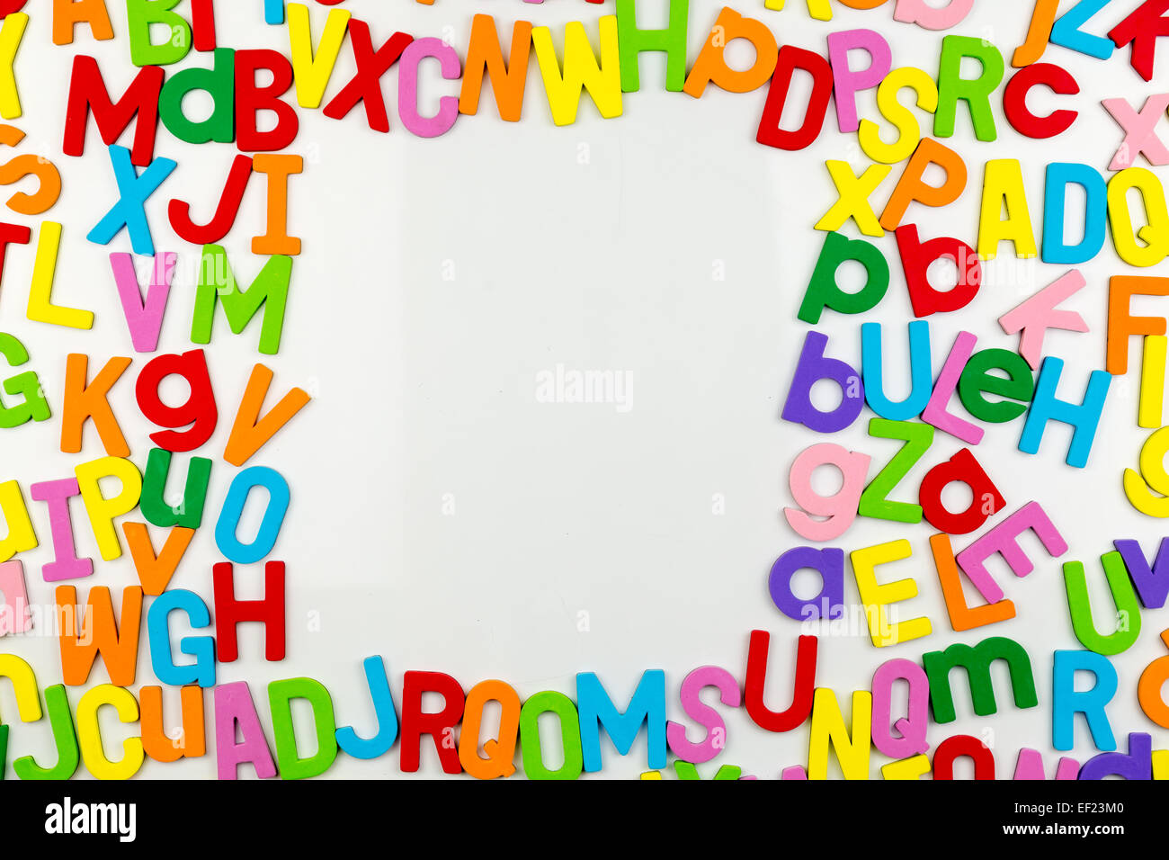 Cadre d'aimants alphabet coloré sur un tableau. Banque D'Images