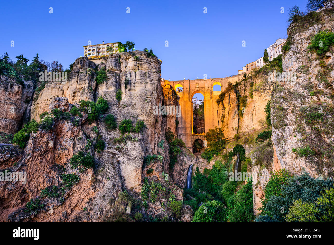 Ronda, Espagne à Puente Nuevo au crépuscule. Banque D'Images