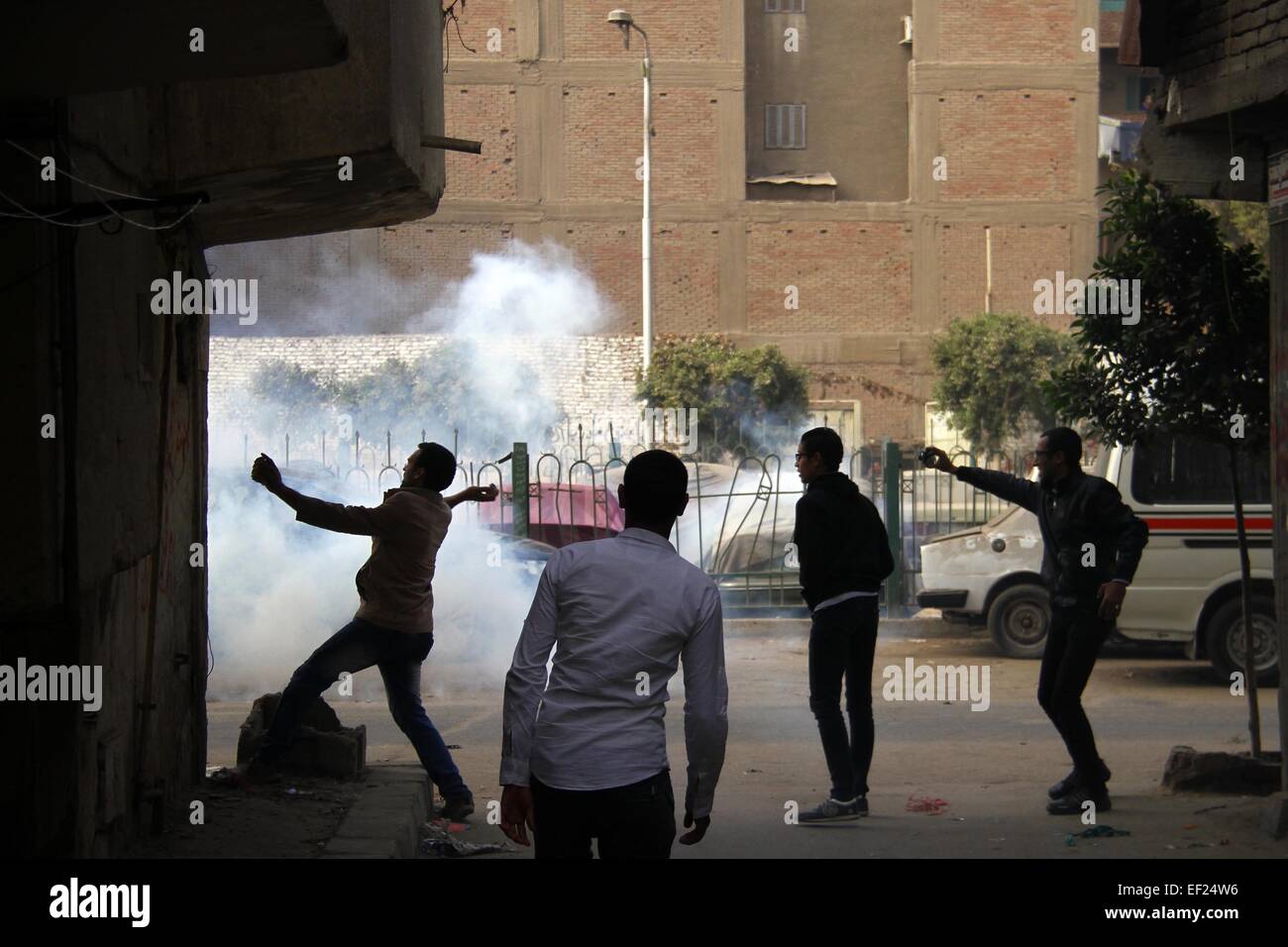 Le Caire. 25 Jan, 2015. Les partisans de l'ancien Président Mohamed Morsi sont vus dans des affrontements avec la police pendant une manifestation dans le quartier de Al Matarya, l'est du Caire, Egypte, le 25 janvier 2015, le 4ème anniversaire de l'insurrection de renverser l'ancien Président égyptien Hosni Moubarak. © Ahmed Gomaa/Xinhua/Alamy Live News Banque D'Images