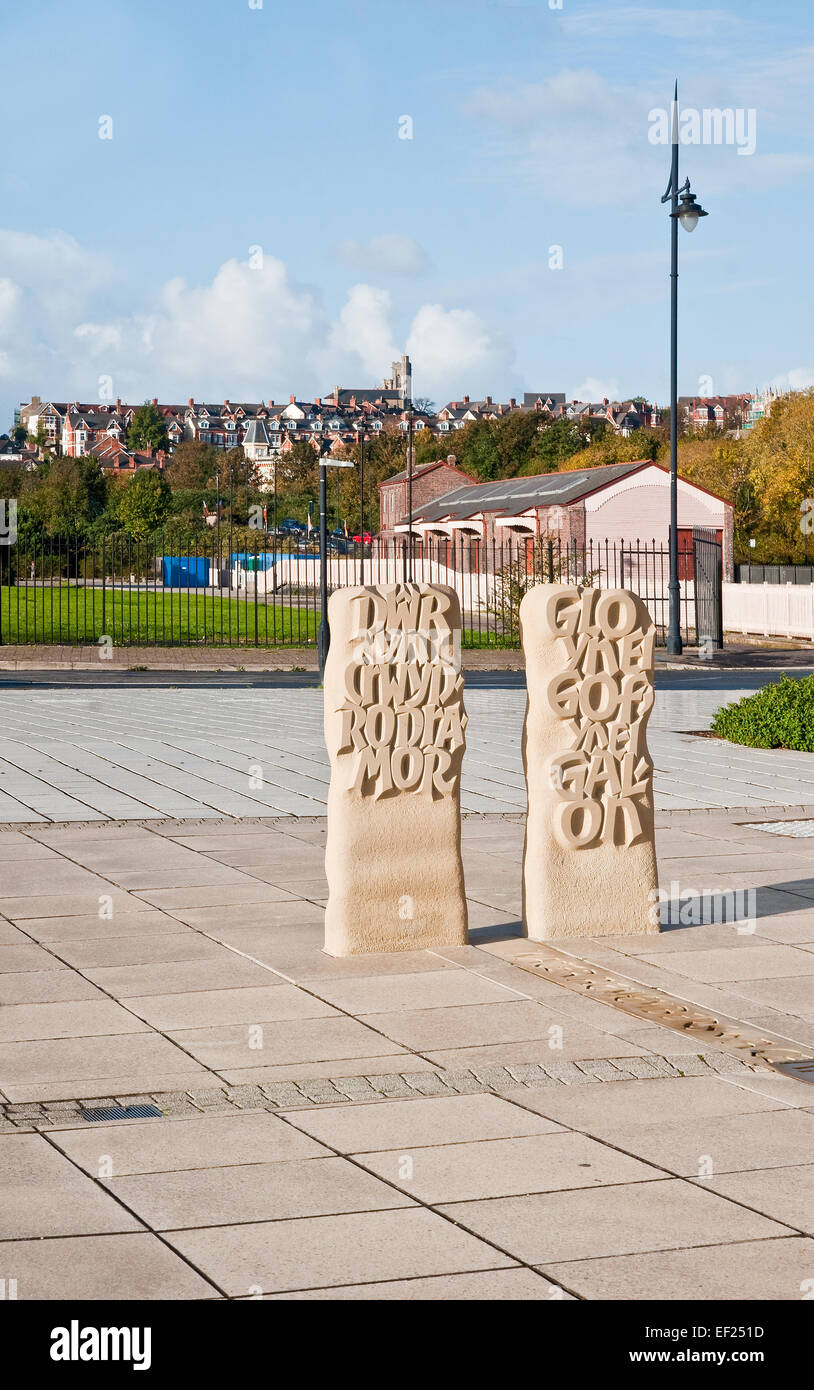 Street art public la langue galloise, cadre du réaménagement des quais, Barry Vale of Glamorgan, Pays de Galles Banque D'Images