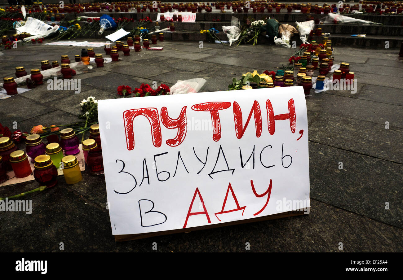 Kiev, Ukraine. 25 Jan, 2015. Des bannière avec les mots 'Poutine se perdre dans l'enfer" dans le contexte des lampes allumées. -- Aujourd'hui. 25 janvier 2014, à la place de l'Indépendance à Kiev, Ukraine, a honoré la mémoire de ceux tués à Marioupol.Hier, les troupes russes-terroristes ont tiré Mariupol, région de Donetsk de systèmes de lance-roquettes multiples Grad ''. Selon des rapports récents, tuant au moins 30 personnes et en ont blessé une centaine. Crédit : Igor Golovnov/Alamy Live News Banque D'Images