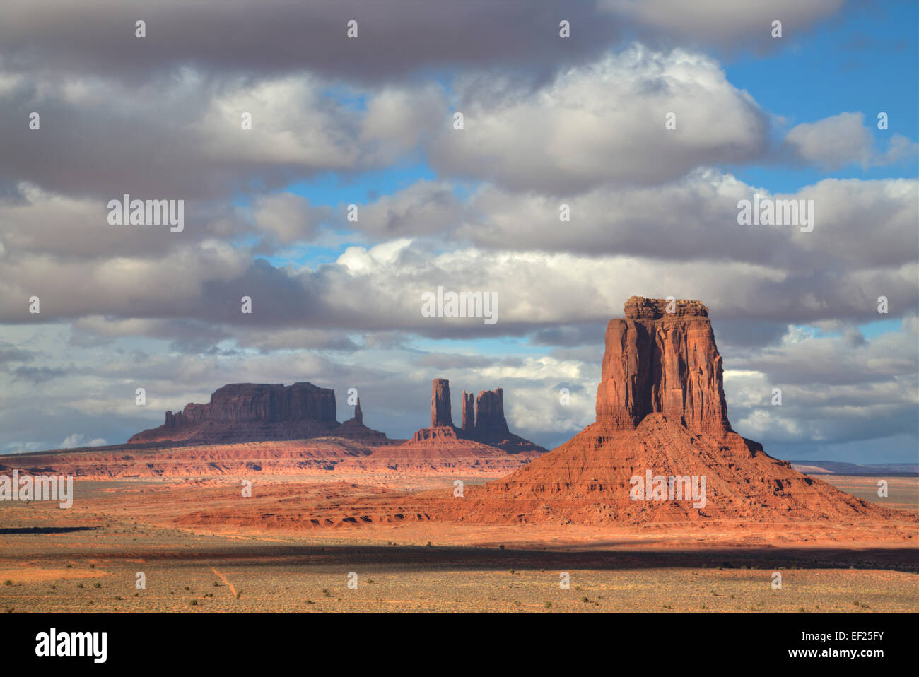 Aperçu de la fenêtre du nord donnent sur l'Est, Mitten Butte (premier plan), Monument Valley Navajo Tribal Park, Utah, USA Banque D'Images