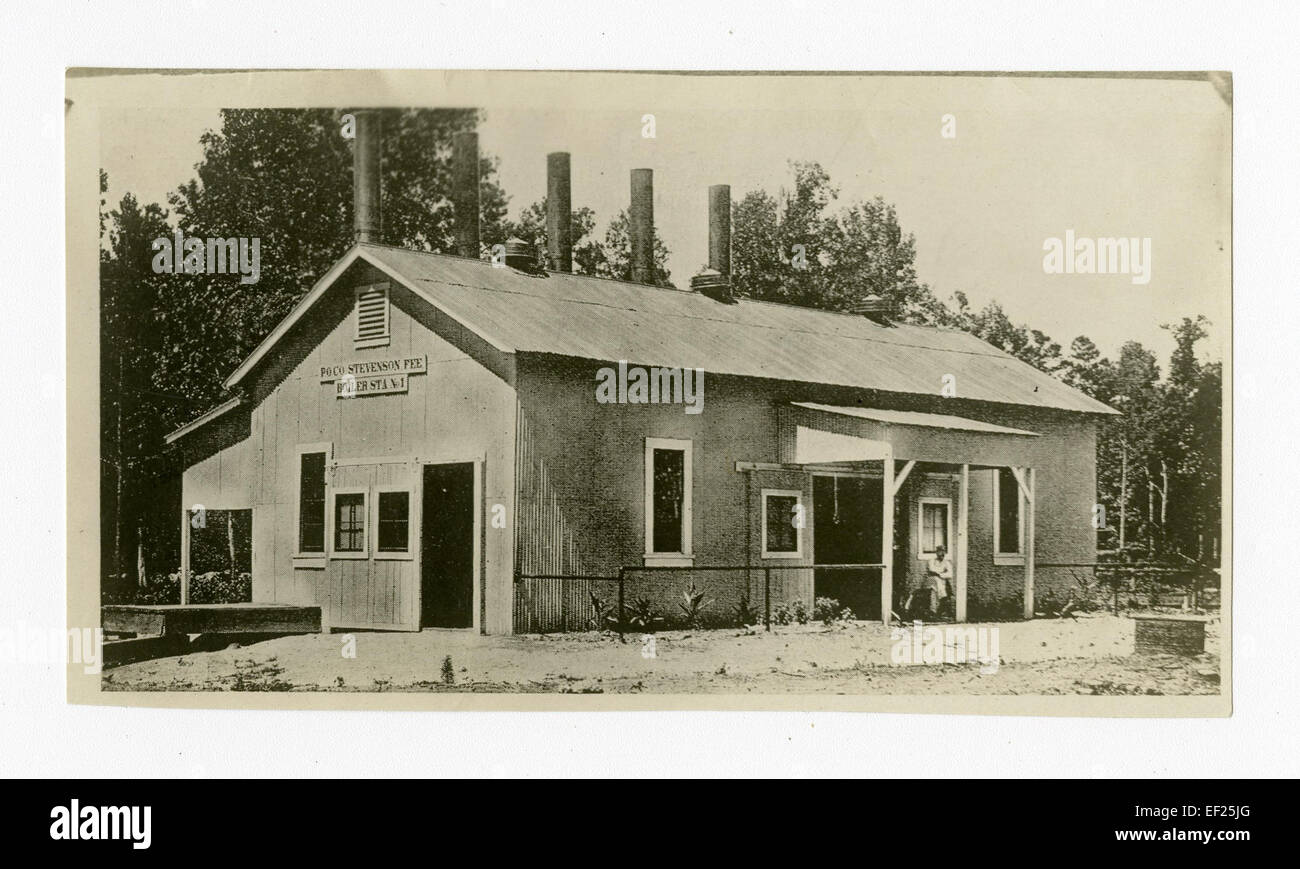 Une station de pompage pour oléoducs, indispensable au transport du pétrole brut. La station joue un rôle clé dans l’industrie énergétique en facilitant le transfert de pétrole sur de longues distances. Banque D'Images