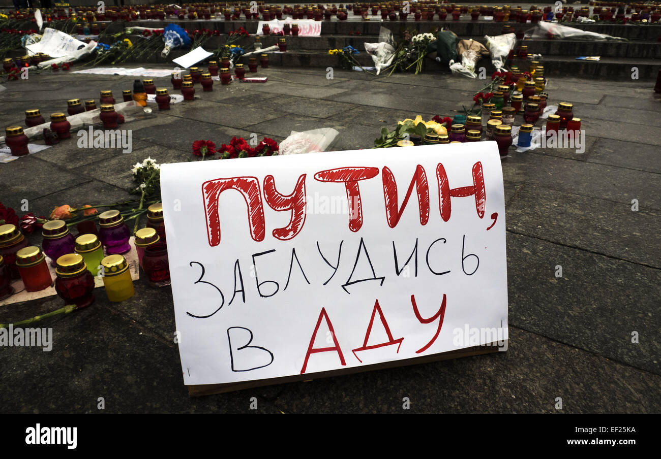 25 janvier 2015 - bannière faite maison avec les mots ''Poutine se perdre en enfer'' dans le contexte des lampes allumées. -- Aujourd'hui. 25 janvier 2014, à la place de l'Indépendance à Kiev, Ukraine, a honoré la mémoire de ceux tués à Marioupol.Hier, les troupes russes-terroristes ont tiré Mariupol, région de Donetsk de systèmes de lance-roquettes multiples ''Grad''. Selon des rapports récents, tuant au moins 30 personnes et en ont blessé une centaine. © Igor Golovniov/ZUMA/Alamy Fil Live News Banque D'Images