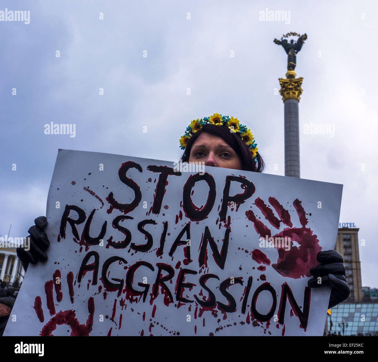 L'Ukrainien est titulaire d'une plaque-étiquette indifférent contre l'agression russe. 25 Jan, 2015. -- Aujourd'hui. 25 janvier 2014, à la place de l'Indépendance à Kiev, Ukraine, a honoré la mémoire de ceux tués à Marioupol.Hier, les troupes russes-terroristes ont tiré Mariupol, région de Donetsk de systèmes de lance-roquettes multiples ''Grad''. Selon des rapports récents, tuant au moins 30 personnes et en ont blessé une centaine. © Igor Golovniov/ZUMA/Alamy Fil Live News Banque D'Images