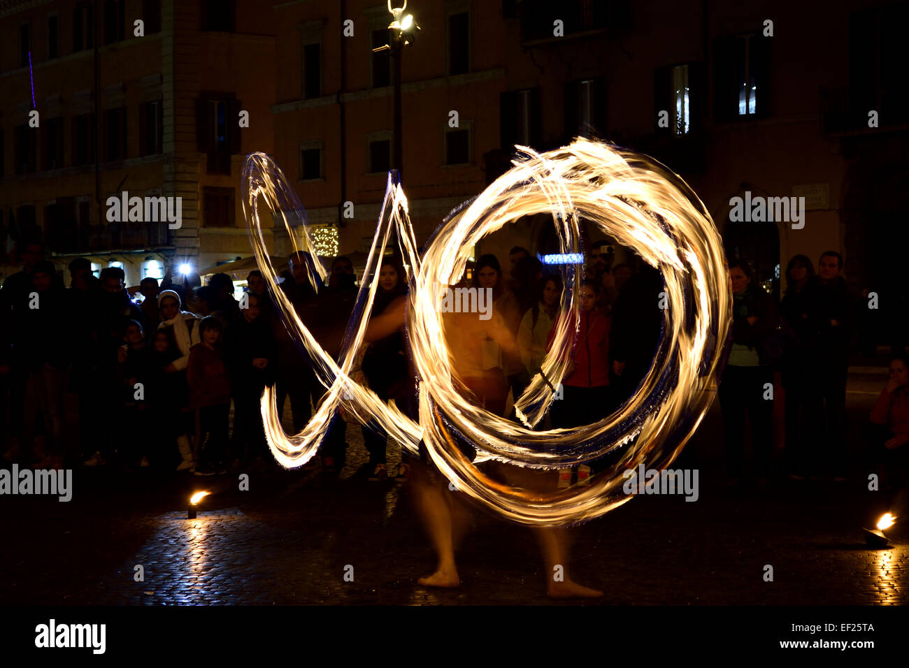 Fire street performer, Piazza Novano, Rome, Italie Banque D'Images