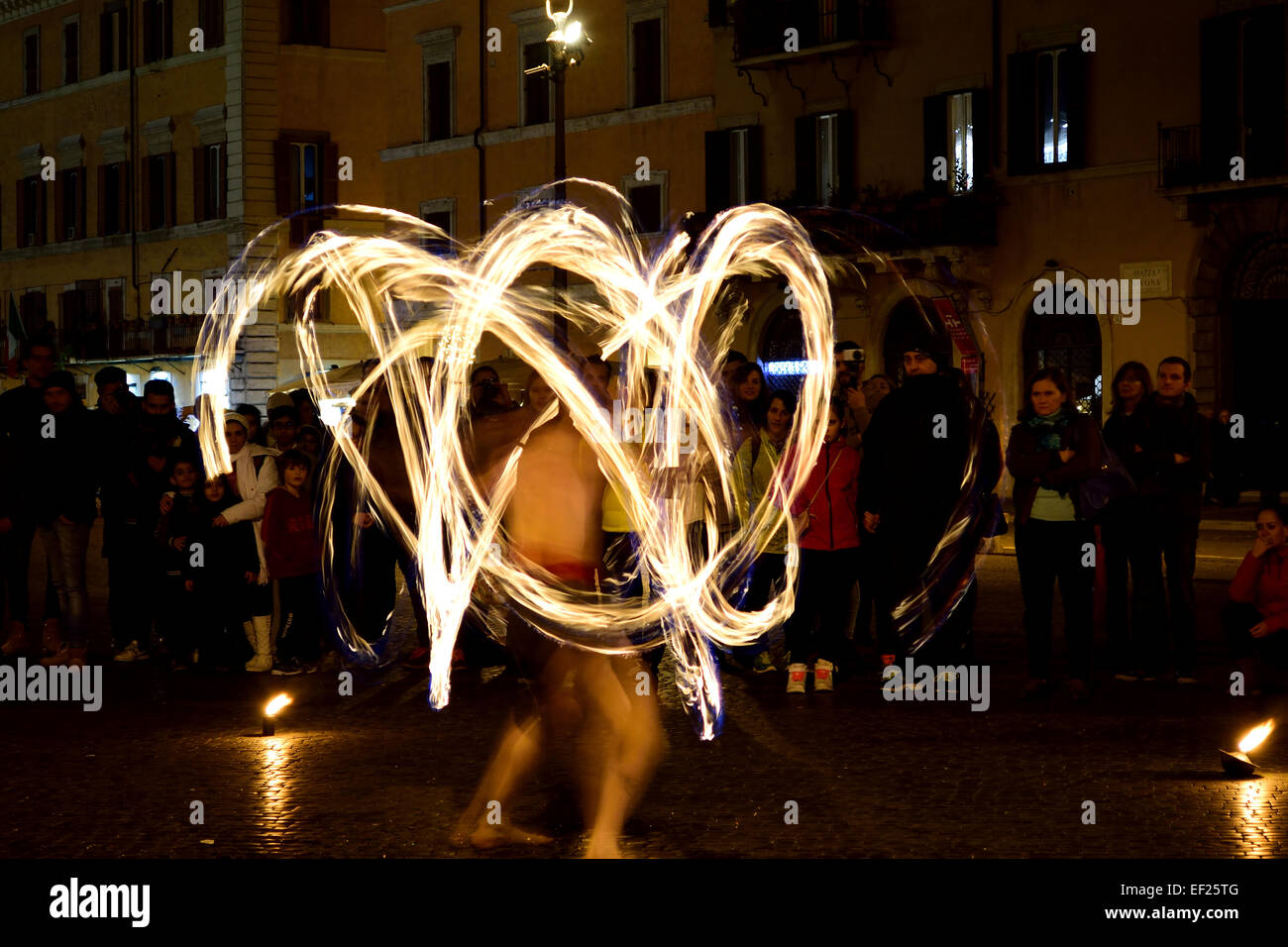 Fire street performer, Piazza Novano, Rome, Italie Banque D'Images