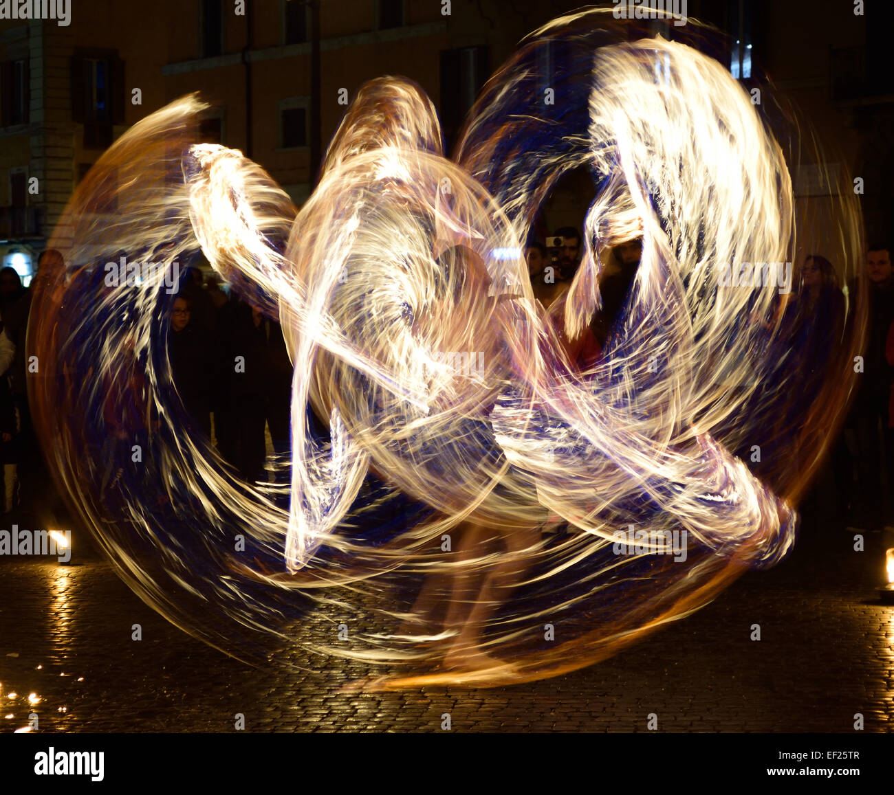 Fire street performer, Piazza Novano, Rome, Italie Banque D'Images