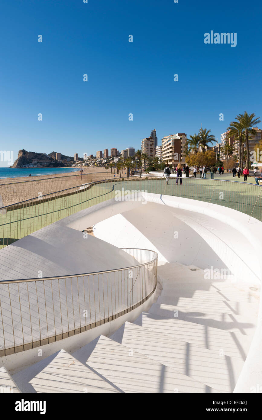 BENIDORM, ESPAGNE - 17 janvier 2015 : Les gens se détendre sur la plage de Mediterranean Resort Benidormm, province d'Alicante, Espagne Banque D'Images