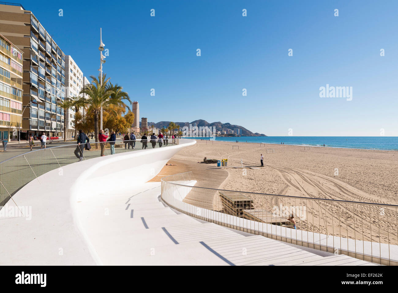 BENIDORM, ESPAGNE - 17 janvier 2015 : Les gens se détendre sur la plage de Mediterranean Resort Benidormm, province d'Alicante, Espagne Banque D'Images