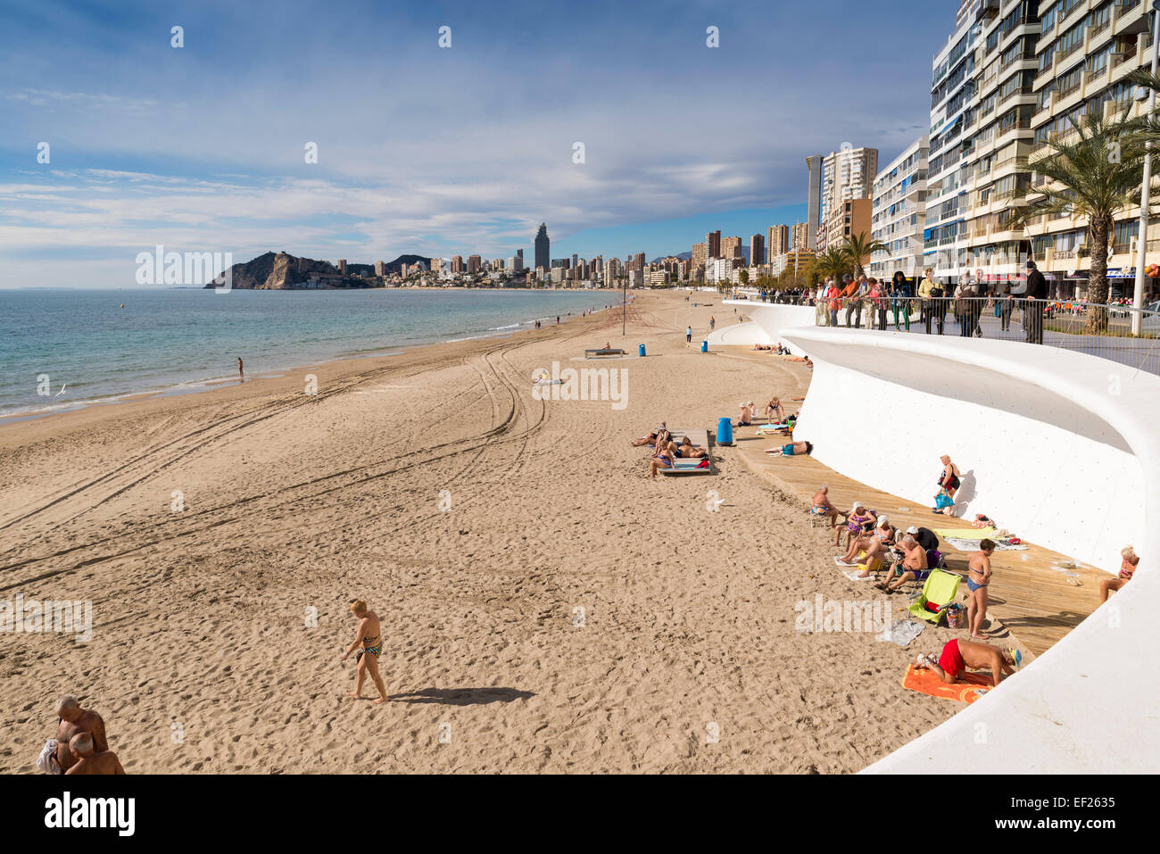 BENIDORM, ESPAGNE - 20 janvier 2015 : Les gens se détendre sur la plage de Mediterranean Resort Benidormm, province d'Alicante, Espagne Banque D'Images