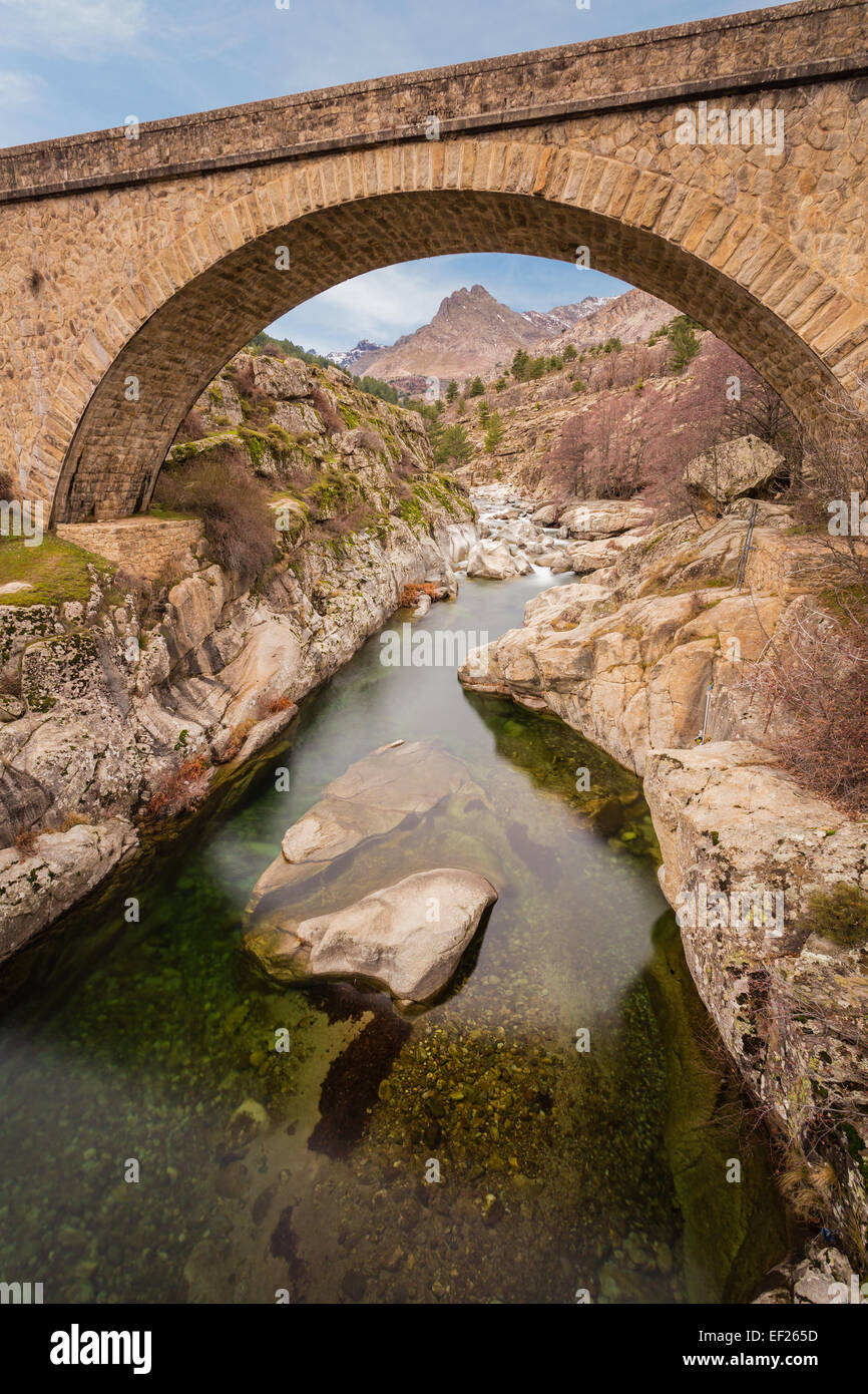 Pont sur la rivière Golo aux alentours de Albertacce dans le centre de la Corse avec le Mont Albanu dans la distance Banque D'Images