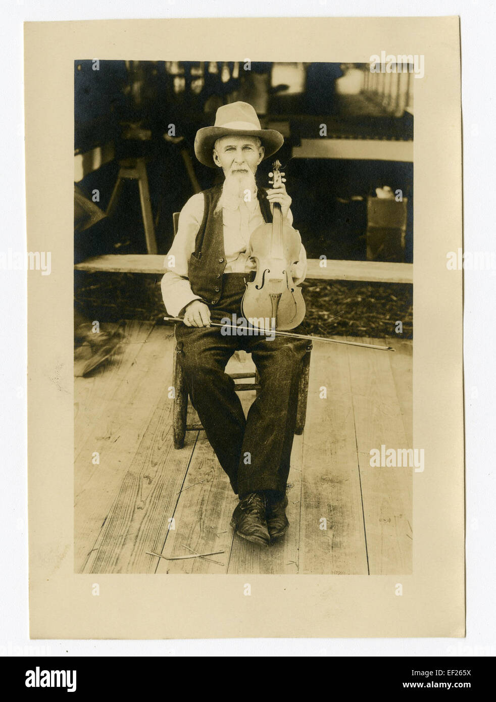 John Lane était un violoniste texan qui jouait de la musique folklorique traditionnelle. À 89 ans, il était encore connu pour ses performances habiles, en particulier parmi les pionniers de la frontière texane, préservant le patrimoine musical de la région. Banque D'Images