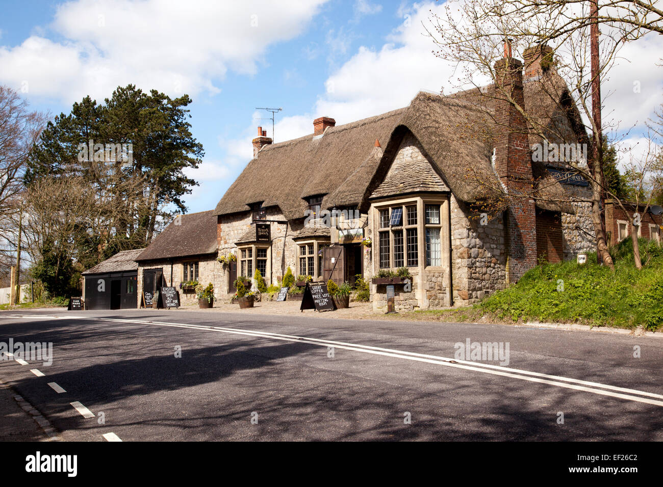 Le Wagon and Horses thatched Country pub-restaurant , Beckhampton, Marlborough, Wiltshire, Angleterre, Royaume-Uni Banque D'Images