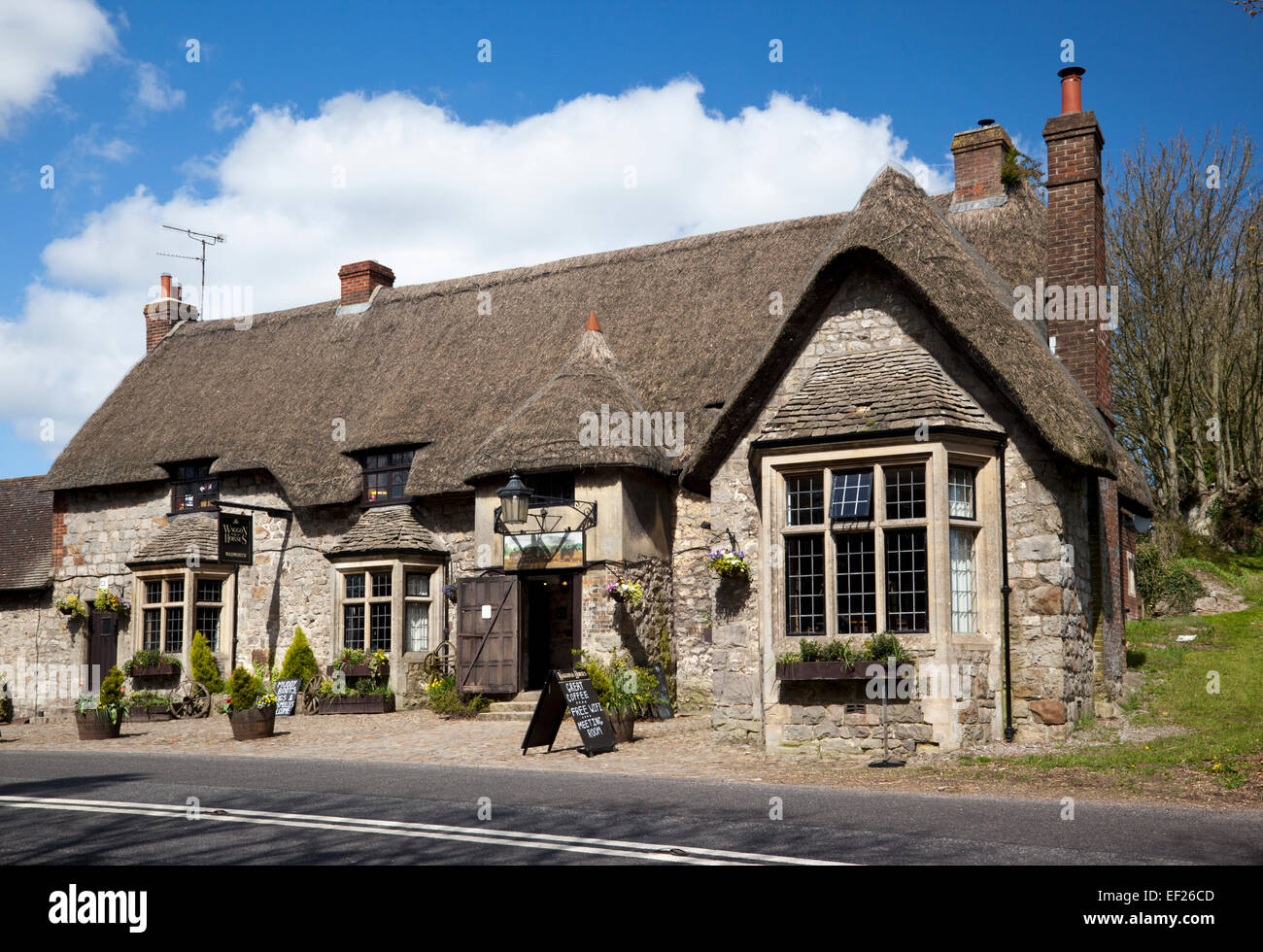 Le Wagon and Horses thatched Country pub-restaurant , Beckhampton, Marlborough, Wiltshire, Angleterre, Royaume-Uni Banque D'Images