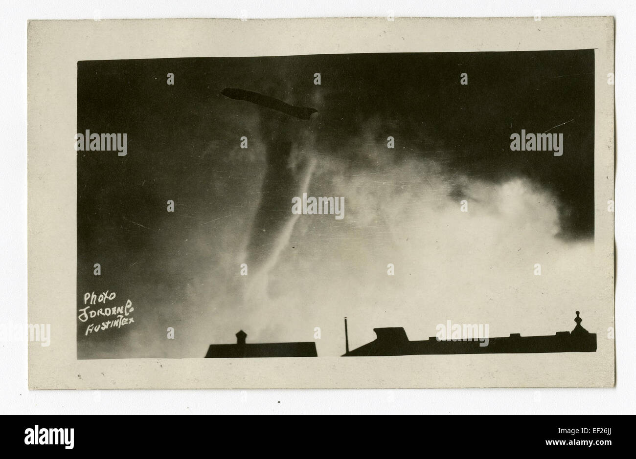 Cette image capture une tornade à Austin, au Texas, le 4 mai 1922, qui a entraîné d'importantes pertes de vies humaines et de biens. La puissante tornade a dévasté la région, mettant en évidence la force destructrice de telles catastrophes naturelles. Banque D'Images
