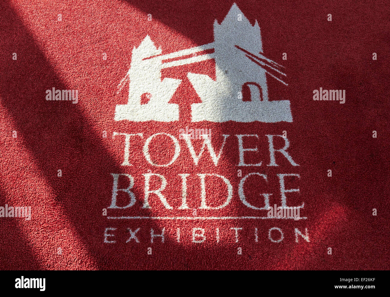 L'Exposition Tower Bridge logo sur tapis, Tower Bridge, Londres, Angleterre Banque D'Images