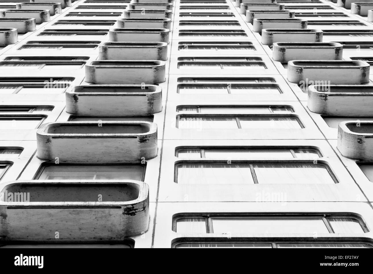 Partie d'un grand bâtiment en milieu urbain Banque D'Images