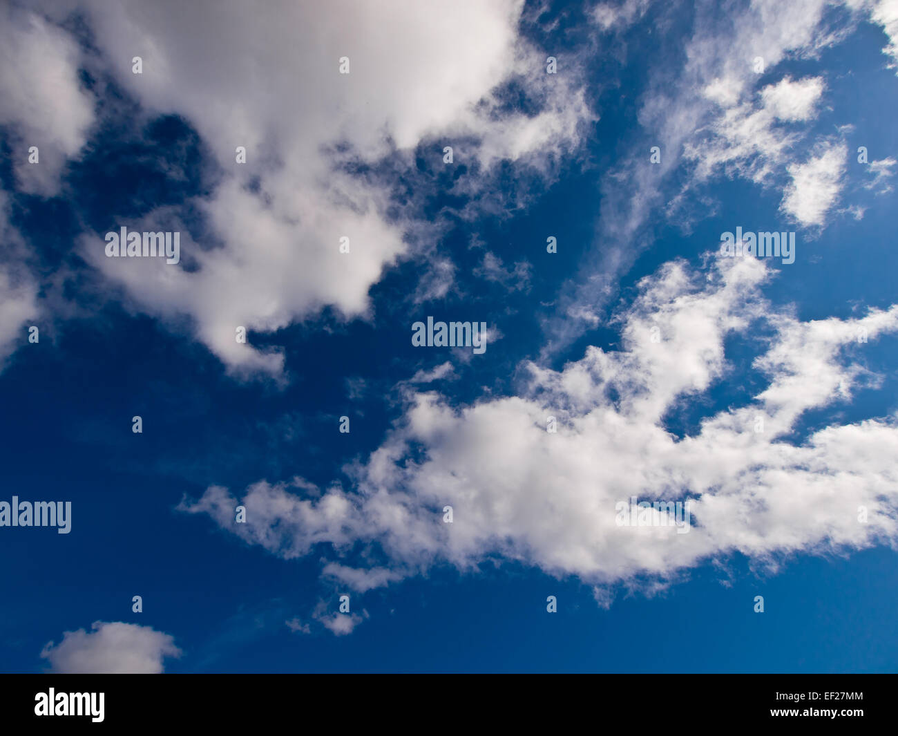 Les nuages blancs dans le ciel bleu Banque D'Images