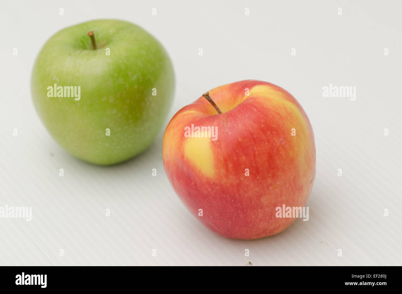 2 apple avec couleur rouge et vert Banque D'Images