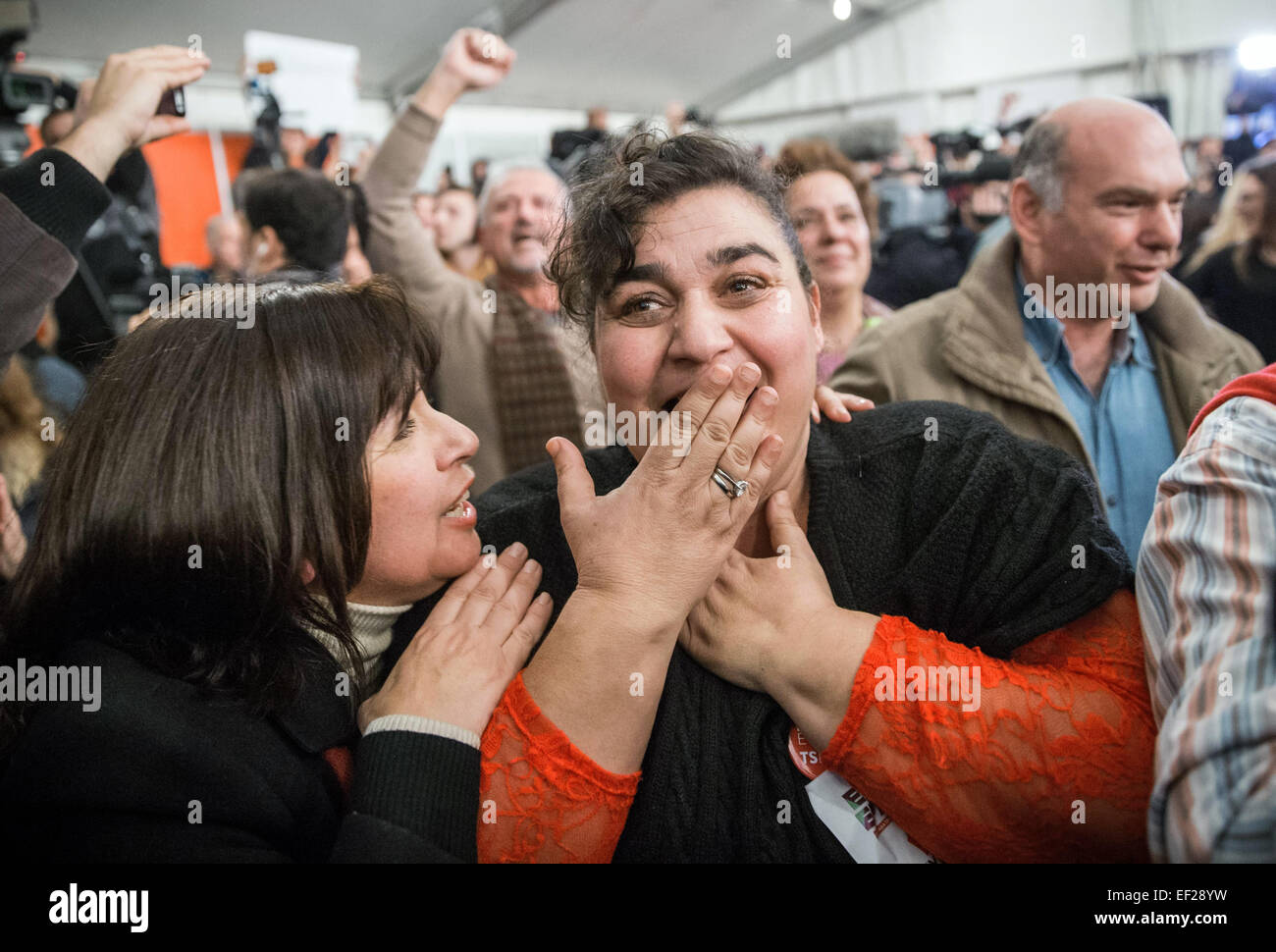 Partisan de Alexis Tsipras chef du principal parti d'opposition de gauche radicale Syriza célébrer après la première élection résultats élections générales pour la Grèce à Athènes, 25 janvier 2015. La Grèce, de gauche Syriza anti-austérité parti et son chef, Alexis Tsipras, a élargi son avance au sommet pour le 25 janvier 2015 élections- une vague de colère sur les mesures d'austérité imposées comme condition d'un renflouement international. Photo : Michael Kappeler/dpa Banque D'Images