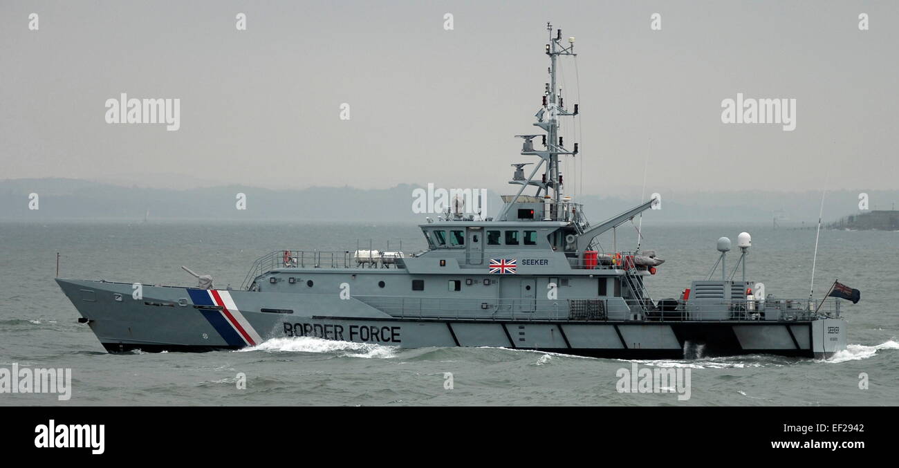 AJAXNETPHOTO. - 21ER NOVEMBRE, 2014. PORTSMOUTH, Angleterre. Frontière - NAVIRE DE PATROUILLE DE LA FORCE L'EMPLOI DE QUITTER LE PORT. PHOTO:TONY HOLLAND/AJAX REF:1550 SRD142111 Banque D'Images