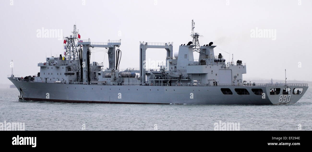 AJAXNETPHOTO. Janvier 16th, 2015. PORTSMOUTH, Angleterre. - Chine - Fin de l'Armée populaire de libération du navire de ravitaillement naval CHAOHU (P890) LES FEUILLES, EN ROUTE POUR Kiel, Allemagne. PHOTO:TONY HOLLAND/AJAX REF:2003 SRD151601 Banque D'Images