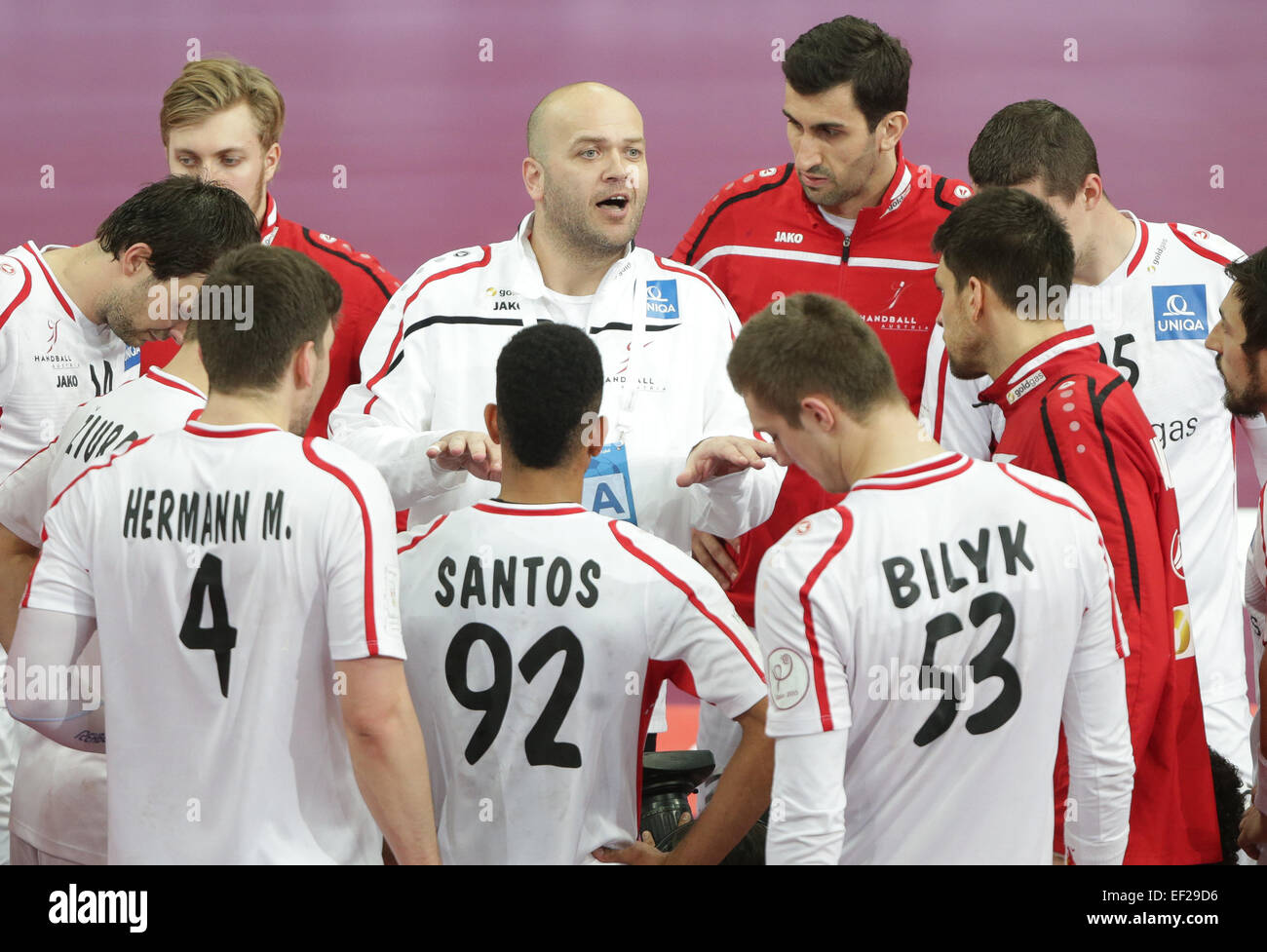 L'entraîneur-chef de l'Autriche ent Johannesson entraîneurs son équipe pendant le Championnat du Monde de handball masculin 2015 ronde de 16 match entre l'Autriche et le Qatar à l'Lusail Salle polyvalente en Lusail à l'extérieur de Doha, Qatar, 25 janvier 2015. Photo : Axel Heimken/dpa Banque D'Images