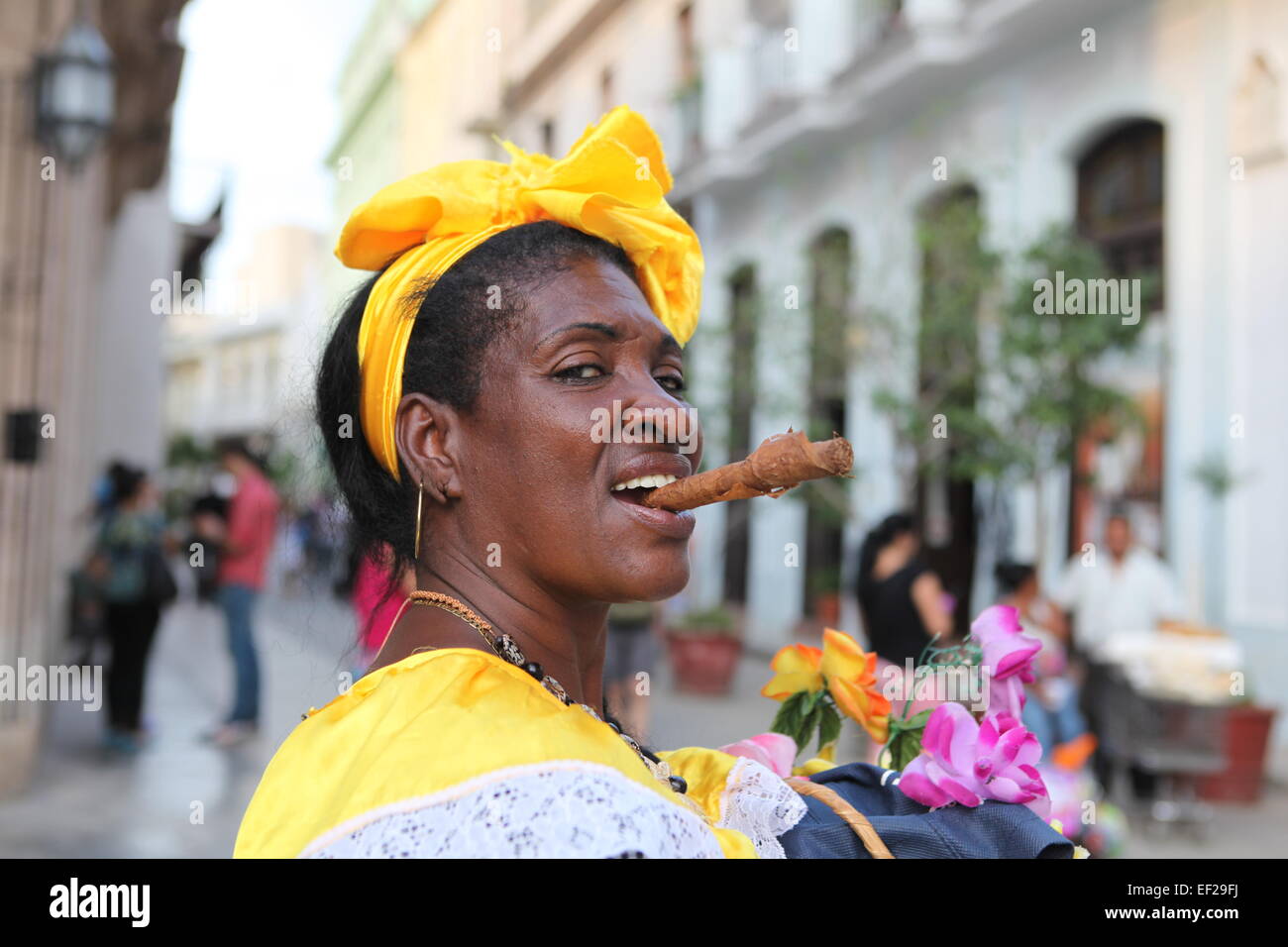 Femme fumant un cigare, La Vieille Havane, Cuba Banque D'Images