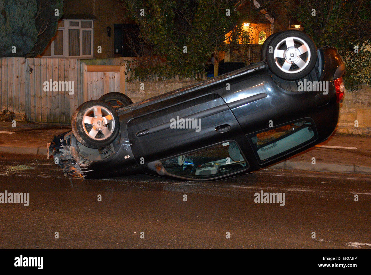 Voiture renversée après un accident survenu à long Hanborough. Banque D'Images