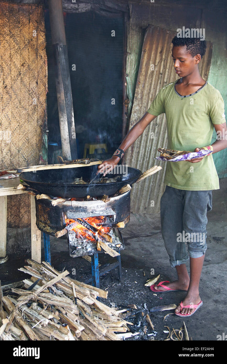 AWASSA, ETHIOPIE - 16 NOVEMBRE 2014 : La friture du poisson sur le marché de Ouagadougou le 16 novembre 2014 à Awassa, Great Rift V Banque D'Images