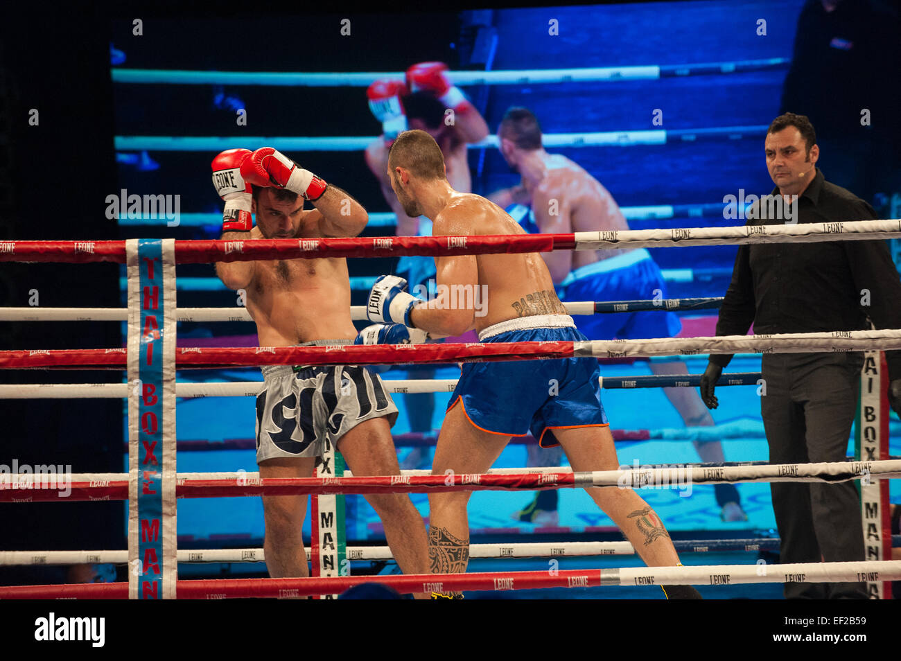 Italie Piémont Turin Palasport Palaruffini 2015 24 janvier 2015 Thai Box Mania - Vittorio Iermano Farruku Ogest l'Italie contre l'Albanie Banque D'Images