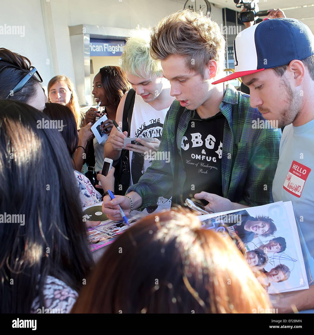 Pop punk australien 5 secondes de l'été arrivent à Los Angeles International Airport (LAX) comprend : Luke Hemmings,Michael Clifford,5 secondes de l'été où : Los Angeles, California, United States Quand : 23 Juil 2014 Banque D'Images