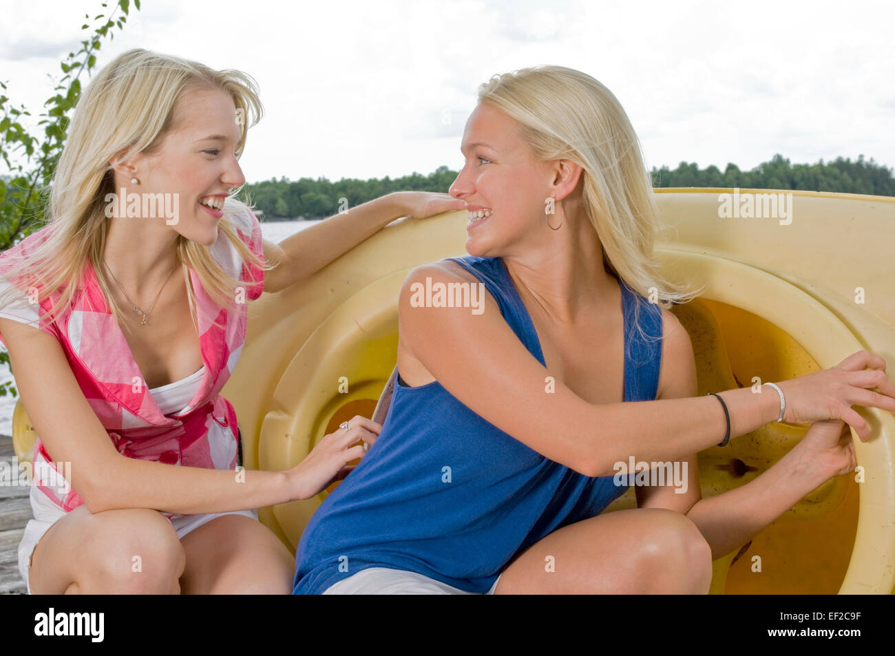 Deux filles avec un kayak Banque D'Images
